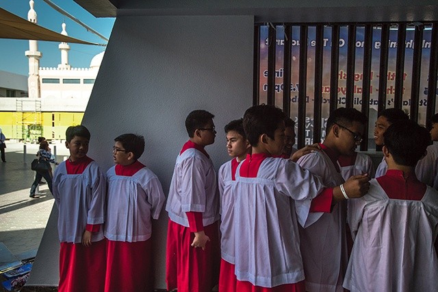 Za chwilę rozpocznie się procesja wokół kościoła. Poprowadzi ją wspólnota katolików z Filipin. Ministranci już prawie gotowi… 