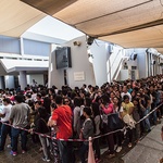 Kolejka do… wejścia do kościoła. Filipińczycy czekają, aż wewnątrz skończy się liturgia wspólnoty arabskiej 