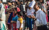 Przed zbudowaną na przykościelnym placu grotą maryjną właściwie przez cały dzień, w piątek, sobotę czy niedzielę, modlą się ludzie. Wśród nich można spotkać wielu  przybyszów z Indii 