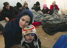  8.12.2015.Serbia. Imigranci z Syrii, Iraku i Afganistanu czekają na rejestrację w obozie na granicy z Bułgarią. 