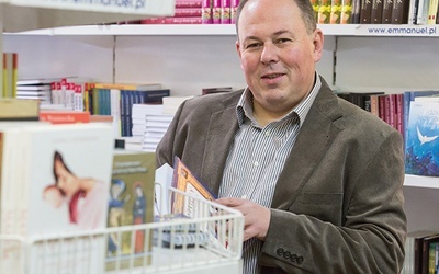 właściciel hurtowni książek katolickich i wydawnictwa Emmanuel, mąż Teresy,  tata Jakuba, Marysi i Franka 