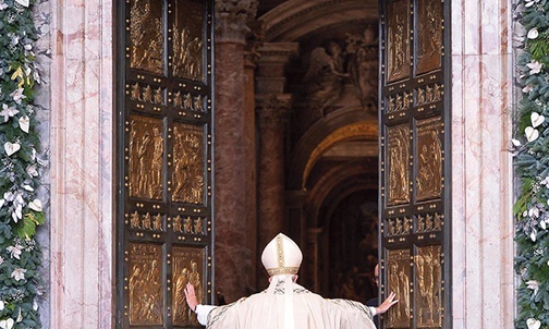  8.12.2015. Watykan. Papież Franciszek otwiera Drzwi Święte w bazylice św. Piotra, inaugurując Jubileusz Miłosierdzia