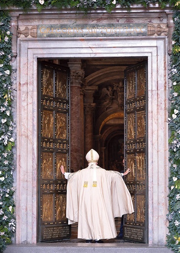  8.12.2015. Watykan. Papież Franciszek otwiera Drzwi Święte w bazylice św. Piotra, inaugurując Jubileusz Miłosierdzia