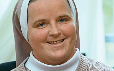 S. Rosalia Oleniacz ze Zgromadzenia Sióstr  św. Michała Archanioła  była świadkiem uzdrowienia za wstawiennictwem bł. ks. Jerzego Popiełuszki w szpitalu im. Chenevier  pod Paryżem