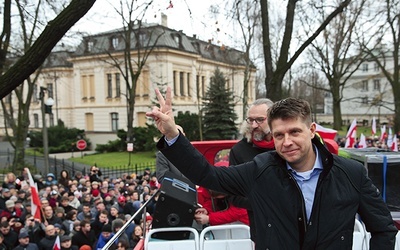 Założyciel KOD Mateusz Kijowski (z tyłu) i lider Nowoczesnej Ryszard Petru podczas demonstracji zorganizowanej przez KOD 12 grudnia w Warszawie