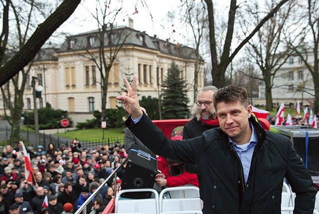 Założyciel KOD Mateusz Kijowski (z tyłu) i lider Nowoczesnej Ryszard Petru podczas demonstracji zorganizowanej przez KOD 12 grudnia w Warszawie