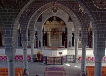 Wnętrze ormiańskiego kościoła  św. Grzegorza w Diyarbakir w tureckim Kurdystanie, jednej z największych ormiańskich świątyń na Bliskim Wschodzie