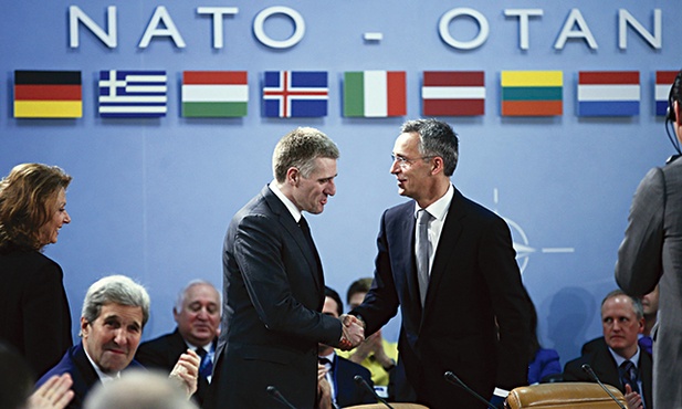 Wicepremier Czarnogóry Igor Lukšić (z lewej) został serdecznie powitany przez sekretarza generalnego NATO Jensa Stoltenberga na spotkaniu ministrów spraw zagranicznych krajów NATO, które odbyło się  2 grudnia w Brukseli