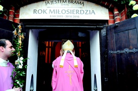  Koszalin, 13 grudnia: bp Edward Dajczak otwiera Drzwi Święte w katedrze
