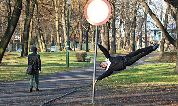 Wykonanie takiej „flagi” wymaga sporej siły mięśni