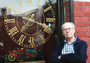 Franciszek Wiegand przed swoim domem