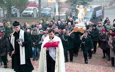  W Bednarach procesyjnie wniesiono do kościoła figurę Księcia Zastępów Niebieskich