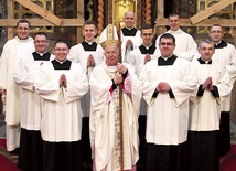  Nowi akolici z bp. Pawłem Sochą, rektorem ks. Pawłem Łobaszewskim, wychowawcą ks. Łukaszem Łaszkiewiczem i ojcem duchownym  ks. Tadeuszem Kuźmickim 