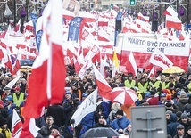  Mimo deszczowej pogody  13 grudnia kilkadziesiąt tysięcy osób na ulicach stolicy manifestowało poparcie dla rządu