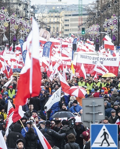  Mimo deszczowej pogody  13 grudnia kilkadziesiąt tysięcy osób na ulicach stolicy manifestowało poparcie dla rządu