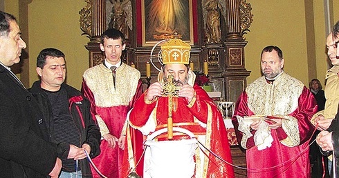 Obrzęd „chrztu wody” i błogosławieństwo wiernych. Według tradycji Ormian pozostających w diasporze, czterech ojców chrzestnych pomaga kapłanowi w wypełnianiu posługi „w cztery strony świata”, co symbolizuje wszystkie kierunki. Na zdjęciu ks. Tadeusz Isakowicz- -Zaleski we Wrocławiu