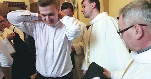  Od tego dnia alumni nie będą nosili krawatów, lecz koloratki