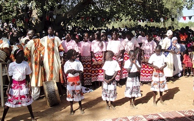Chór z parafii Turalei w południowym Sudanie. Bożonarodzeniowa liturgia odbywa się tu na placu przy kaplicy stojącej w cieniu wielkiego drzewa. Temperatura sięga bowiem 45 stopni