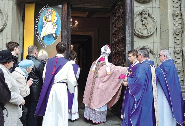  Biskup Piotr Greger uroczyście otworzył Bramę Miłosierdzia także w katedrze św. Mikołaja w Bielsku-Białej