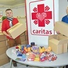  Piet Ramaakern (z prawej) z Raalte z Arturem Wilpertem z opolskiej Caritas podczas pakowania paczek świątecznych