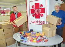  Piet Ramaakern (z prawej) z Raalte z Arturem Wilpertem z opolskiej Caritas podczas pakowania paczek świątecznych