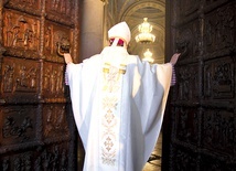 Biskup Piotr Libera uroczyście otworzył jubileuszową Bramę Miłosierdzia