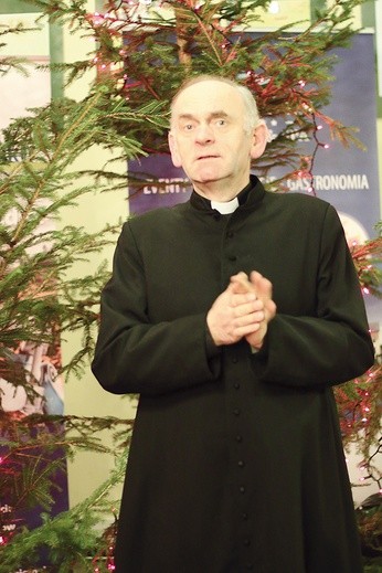 Ks. dr Józef Kożuchowski jest proboszczem parafii Świętej Królowej Jadwigi w Kmiecinie