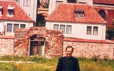  Ks. Mieczysław Józefczyk przed katedrą św. Mikołaja w Elblągu. Rok 1969