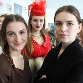 Ewelina Suwała (z prawej) w roli Krystyny Piaseckiej i Maria Adamczyk w przedstawieniu Rebeka. W tle Laura Kozub