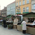 Szopka i jarmark świąteczny na rynku w Gliwicach