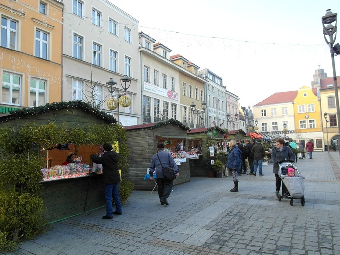 Szopka i jarmark świąteczny na rynku w Gliwicach