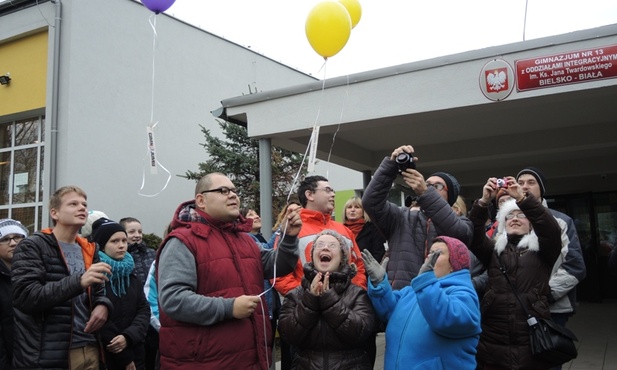 Balony z marzeniami poleciały w niebo nad bielskim Gimnazjm nr 13