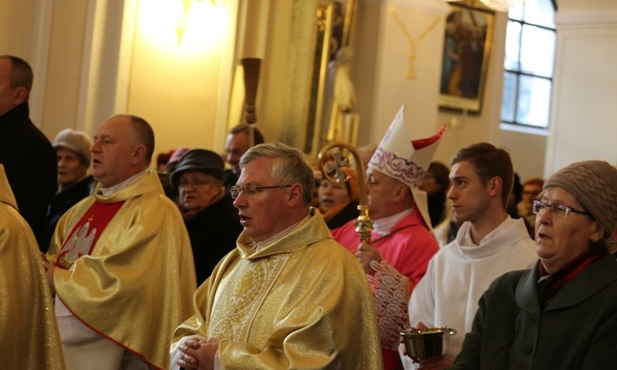 W uroczystej procesji do Kościoła Jubileuszwego wkroczyli kapłani i wierni