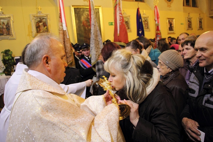 Wprowadzenie relikwii św. Jana Pawła II do kościoła w Mazewie