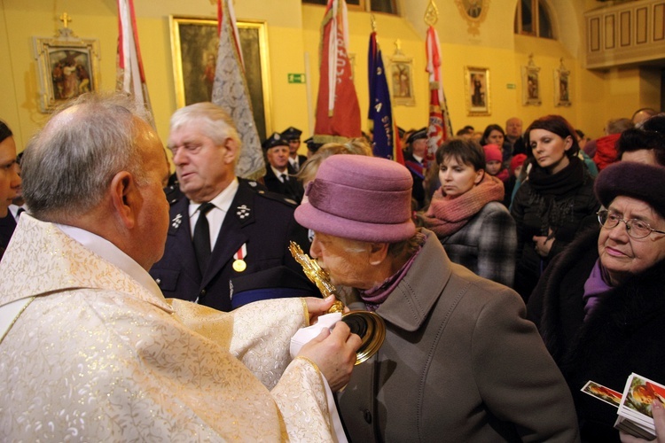 Wprowadzenie relikwii św. Jana Pawła II do kościoła w Mazewie