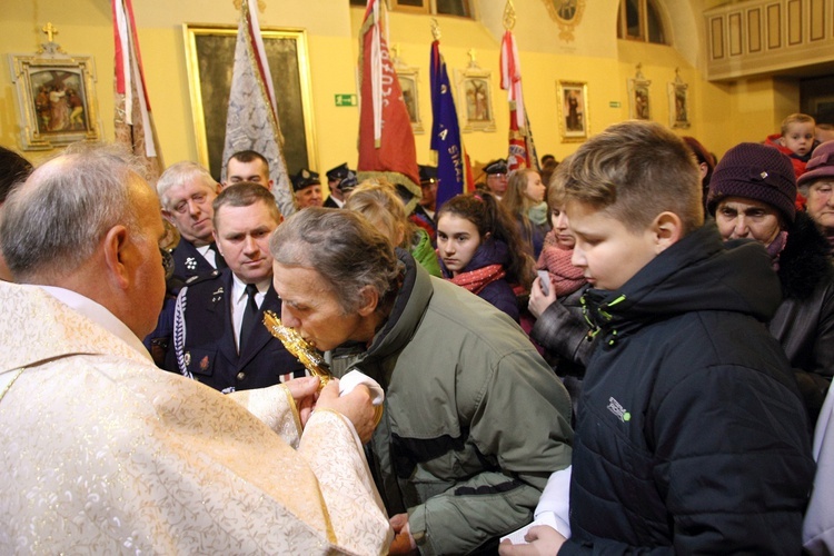 Wprowadzenie relikwii św. Jana Pawła II do kościoła w Mazewie