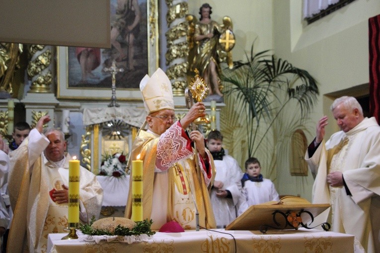 Wprowadzenie relikwii św. Jana Pawła II do kościoła w Mazewie