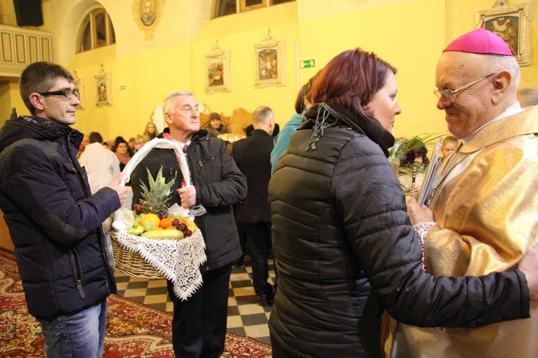 Wprowadzenie relikwii św. Jana Pawła II do kościoła w Mazewie