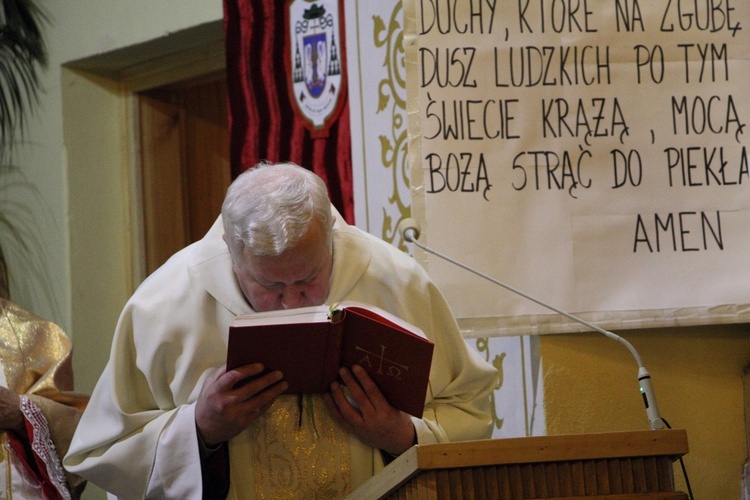 Wprowadzenie relikwii św. Jana Pawła II do kościoła w Mazewie