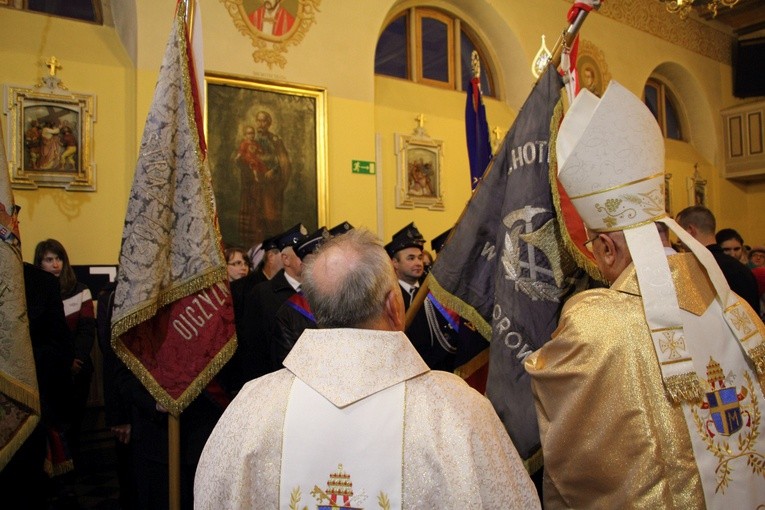 Wprowadzenie relikwii św. Jana Pawła II do kościoła w Mazewie