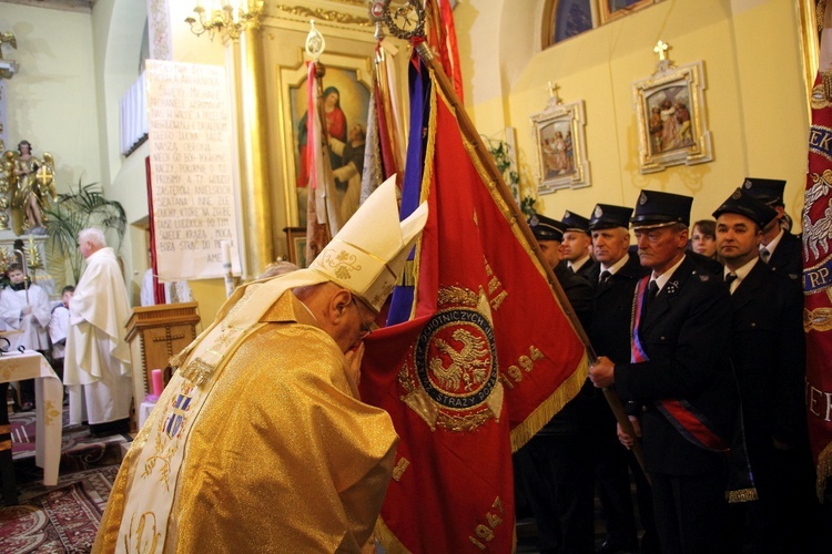 Wprowadzenie relikwii św. Jana Pawła II do kościoła w Mazewie