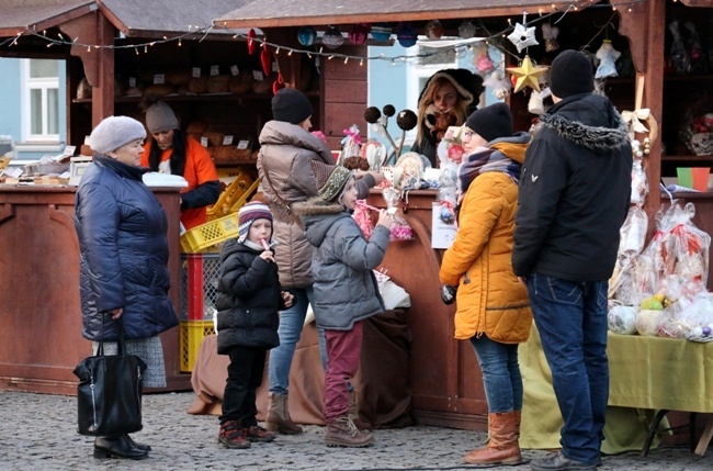 Święta coraz bliżej - przypominają o tym ustawione na Rynku stoiska