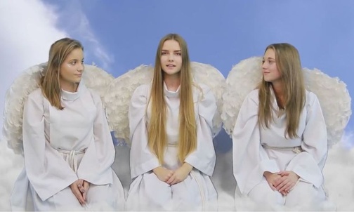 Kadr z filmu - anielska scena licealistek