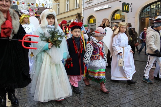 Korowód kolędników na Rynku Głównym