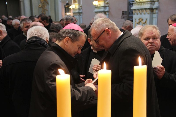 Kapłani dziękują bp. Stefanowi Regmuntowi