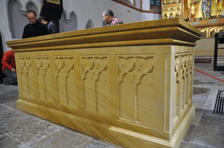 Budowa ołtarza w katedrze, cz. II