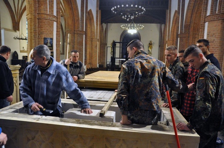 Budowa ołtarza w katedrze, cz. II