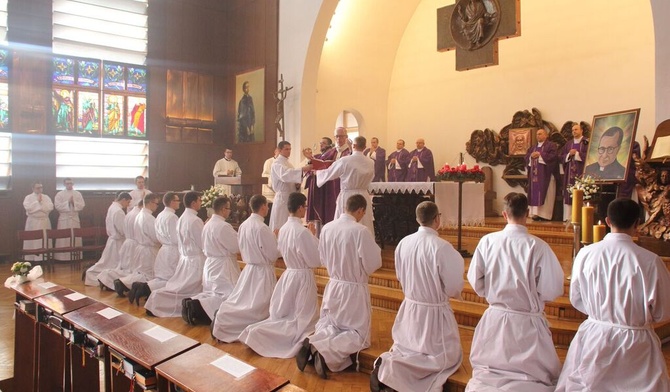 Milczeć, wielbić i czekać na słowo