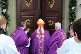 W otwarciu andrychowskiej Bramy Miłosierdzia bp. Tadeuszowi Rakoczemu towarzyszyli: ks. prał. Stanisław Czernik, dziekan oraz ks. kan. Jan Figura, wicedziekan