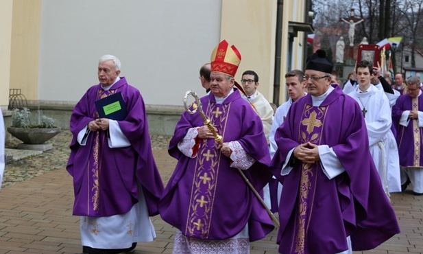 W uroczystej procesji kapłani przeszli przed drzwi andrychowskiej świątyni św. Macieja
